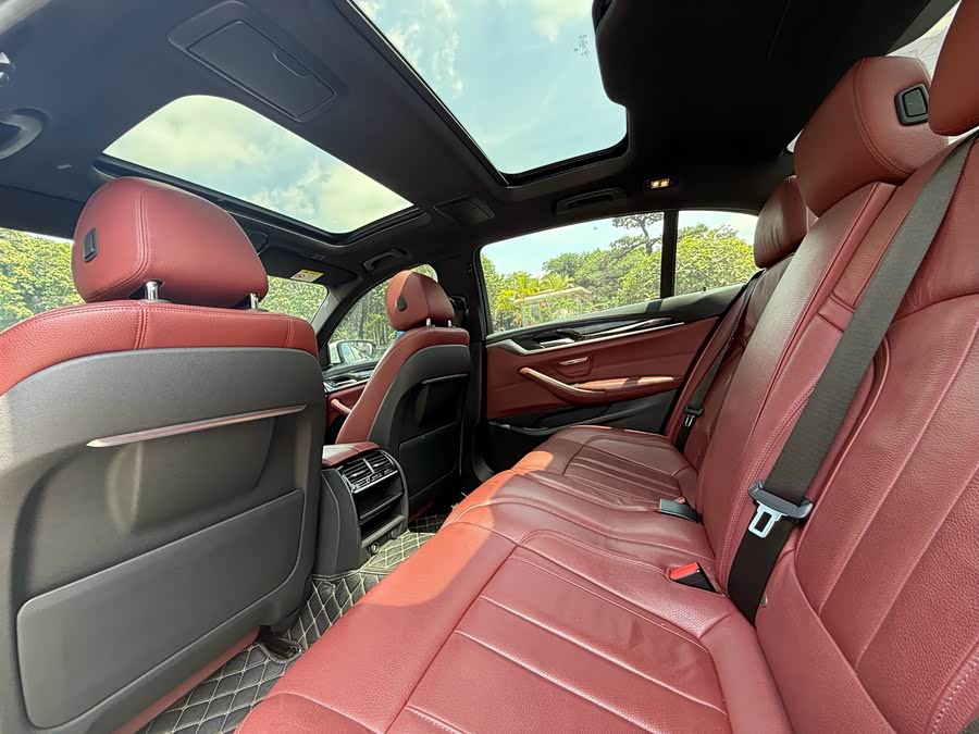 BMW 5 Series 2019 — фото 10