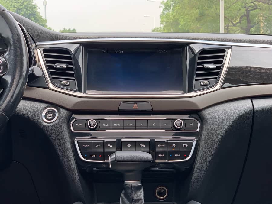 GAC Trumpchi GS8 2017 — фото 17