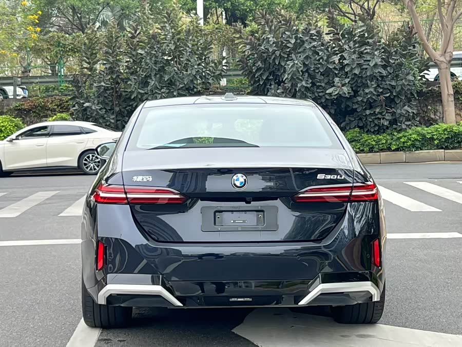 BMW 5 Series 2025 — фото 12