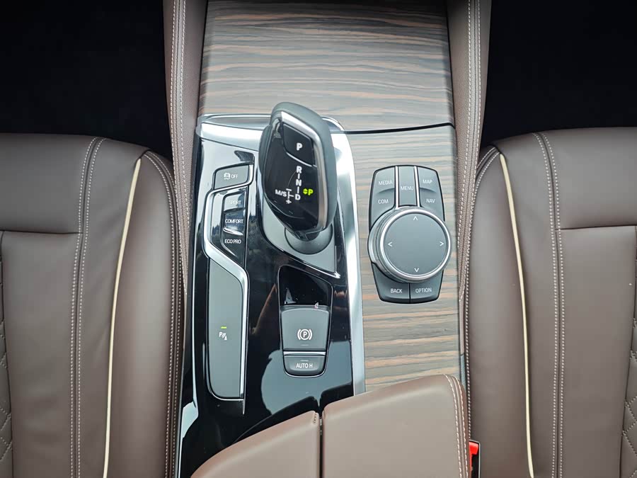 BMW 5 Series 2018 — фото 16