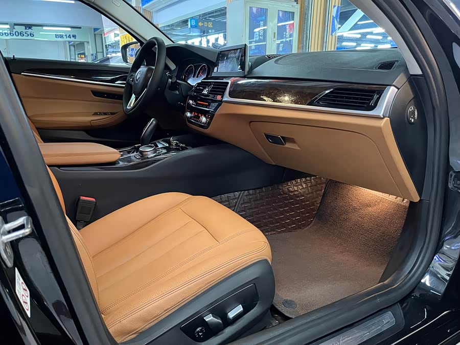 BMW 5 Series 2018 — фото 13