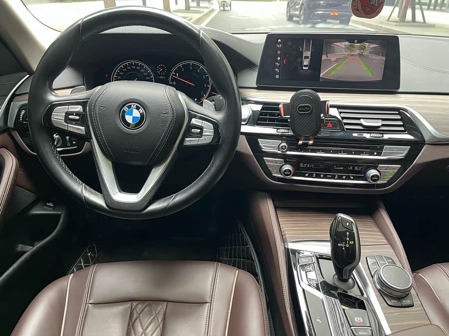 BMW 5 Series 2018 — фото 31