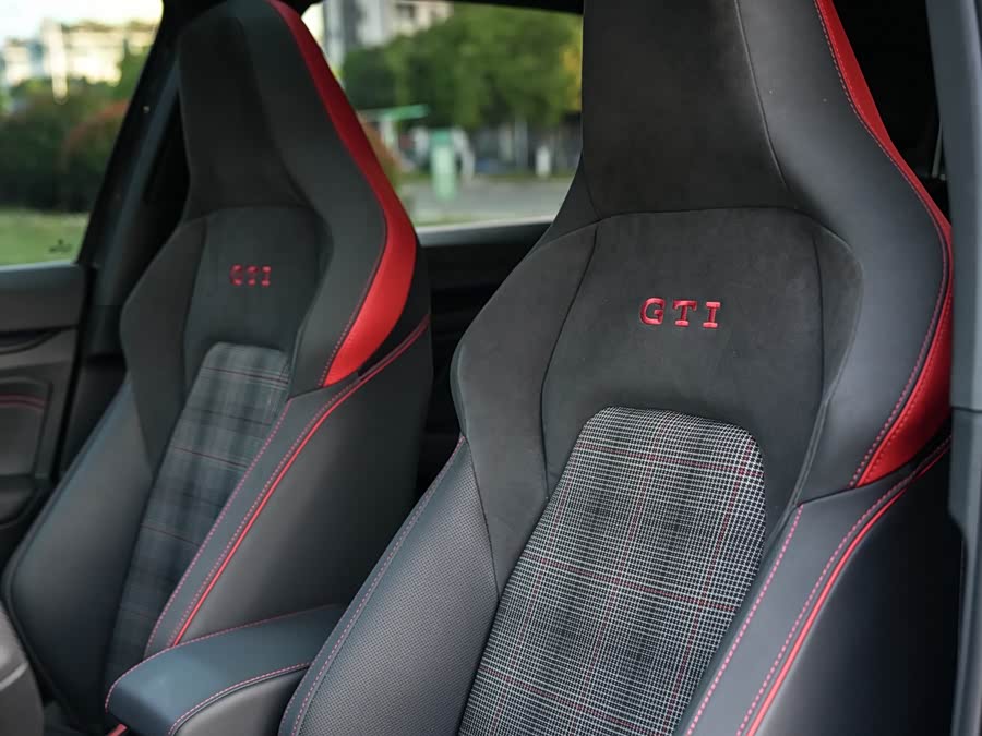 Volkswagen Golf GTI 2021 — фото 11
