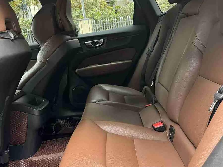 Volvo XC60 2022 — фото 10