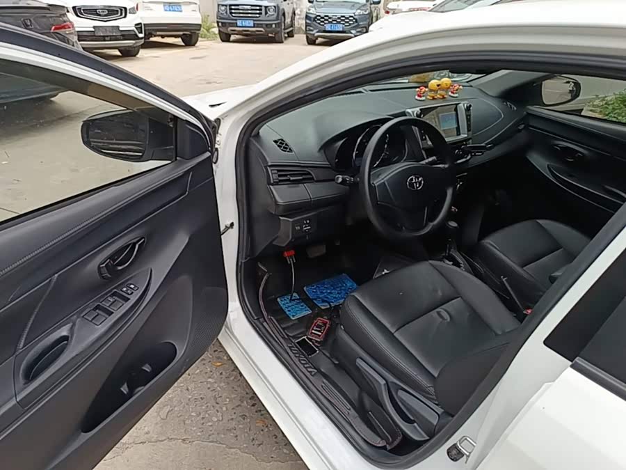 Toyota Yaris L 2017 — фото 16