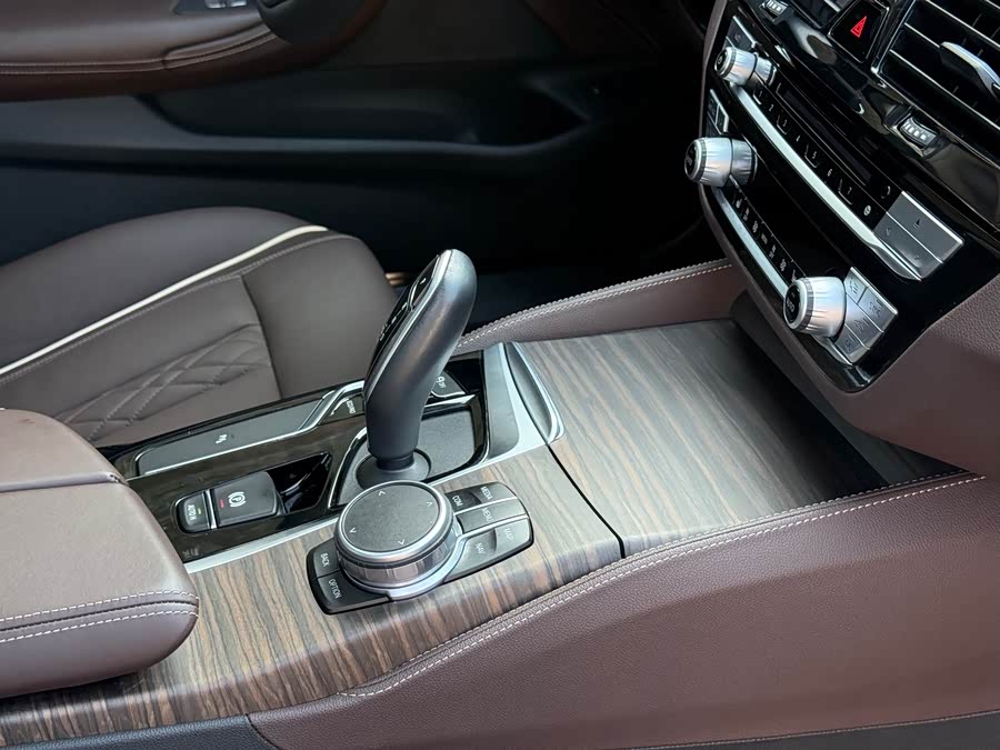 BMW 5 Series 2019 — фото 16