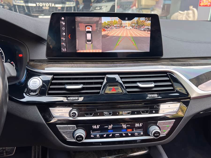 BMW 5 Series 2019 — фото 11