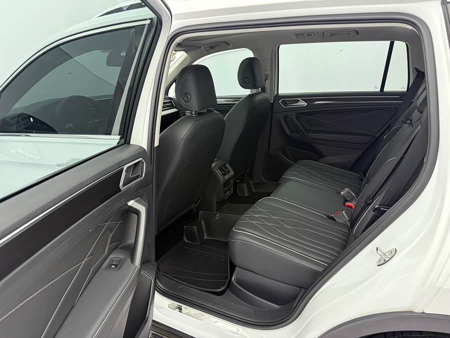 Volkswagen Tiguan L 2023 — фото 12
