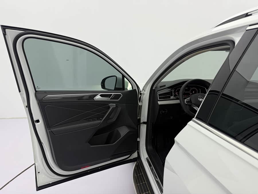 Volkswagen Tiguan L 2023 — фото 22