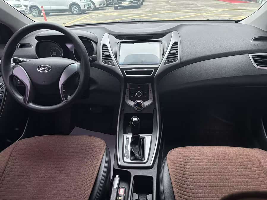 Hyundai Elantra 2016 — фото 9