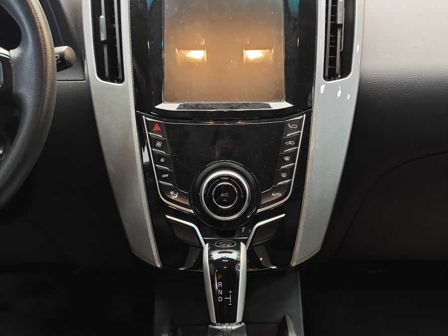 Luxgen You6 SUV 2016 — фото 18