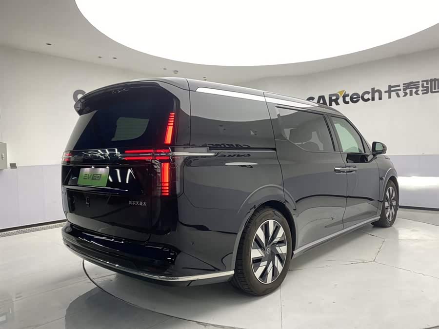Volvo EM90 2025