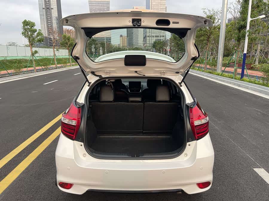 Toyota Yaris L 2020 — фото 18