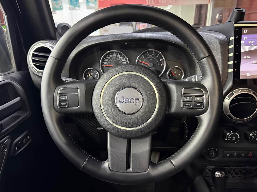 Jeep Wrangler 2012 — фото 11