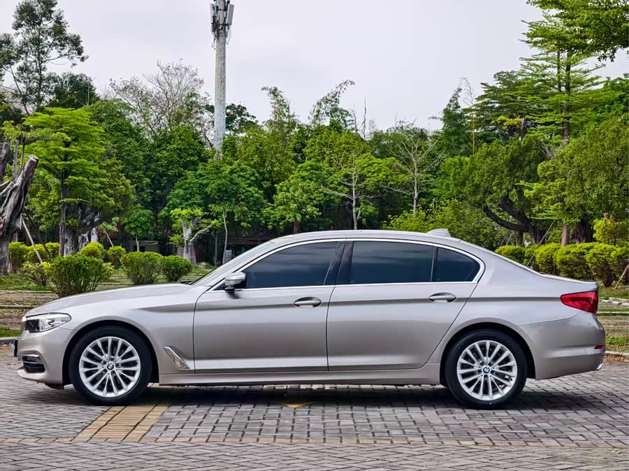 BMW 5 Series 2019 — фото 14