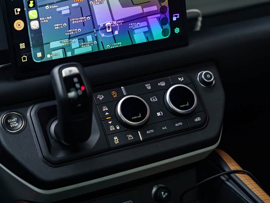 Land Rover Defender 2023 — фото 16