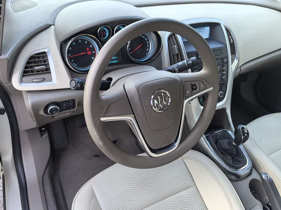 Buick Excelle 2013 — фото 16