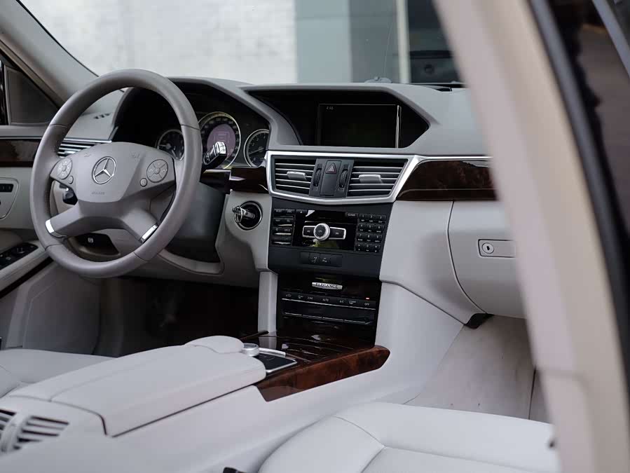 Mercedes-Benz E-Class 2012 — фото 44