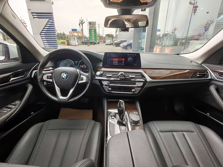 BMW 5 Series 2018 — фото 10