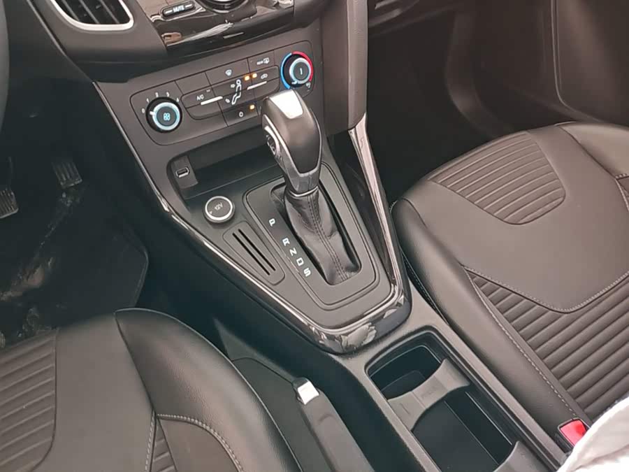 Ford Focus 2018 — фото 14