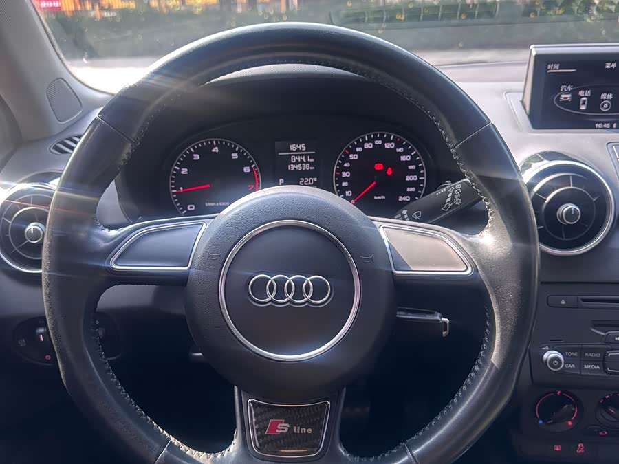 Audi A1 2014 — фото 10