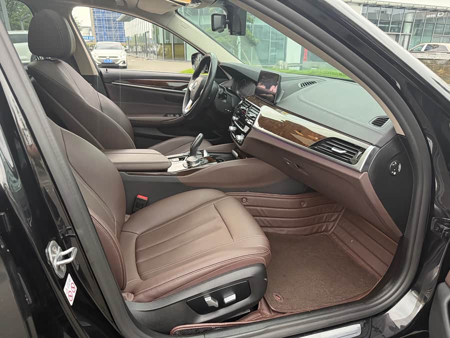BMW 5 Series 2019 — фото 17