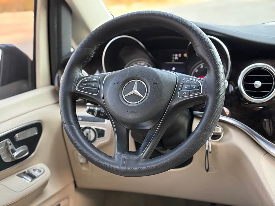 Mercedes-Benz V-Class 2017 — фото 10