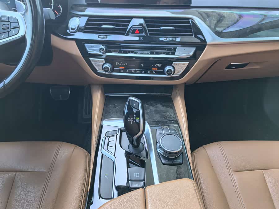 BMW 5 Series 2018 — фото 10
