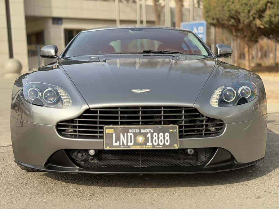 Aston Martin V8 Vantage 2016 — фото 9
