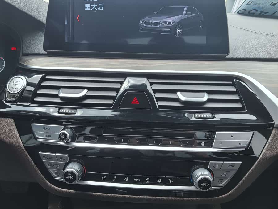 BMW 5 Series 2019 — фото 13
