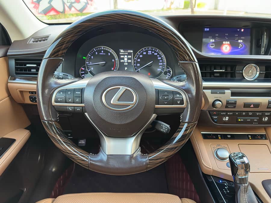Lexus ES 2015 — фото 11