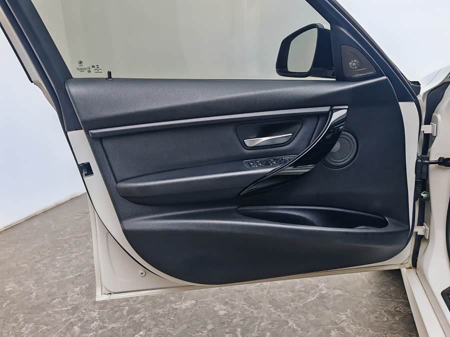 BMW 3 Series 2019 — фото 19