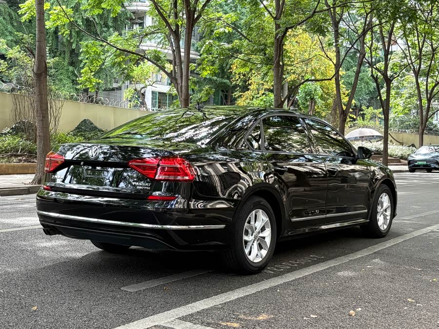 Volkswagen Passat 2017 — фото 13
