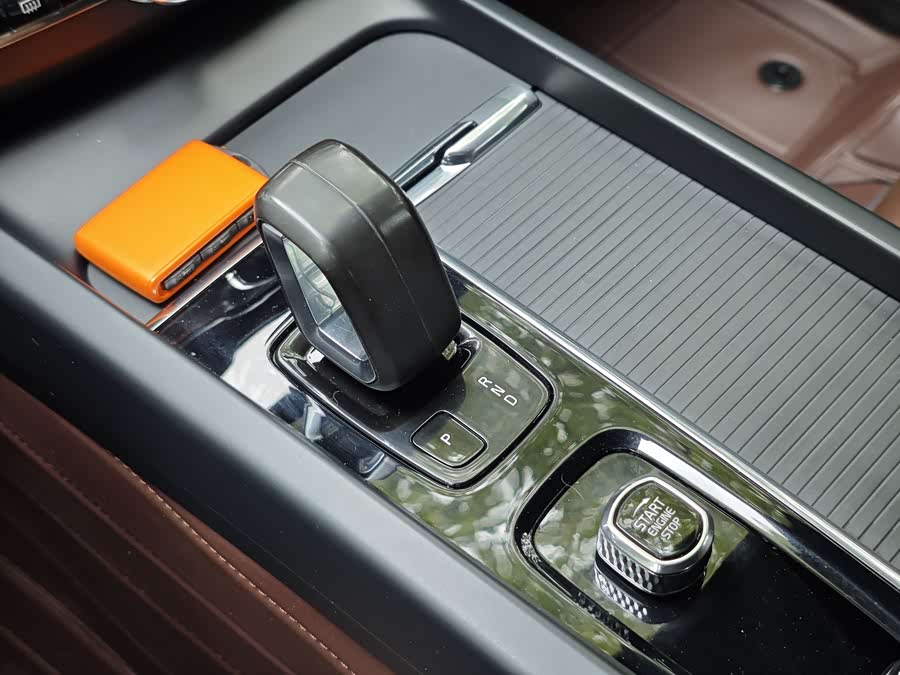 Volvo XC60 2022 — фото 10