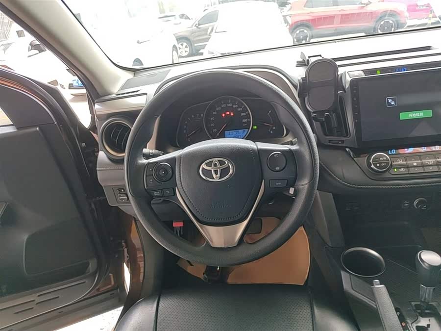Toyota RAV4 2015 — фото 11