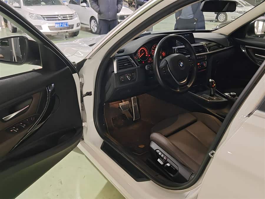 BMW 3 Series 2018 — фото 13