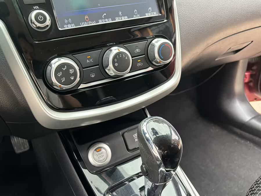 Nissan Tiida 2016 — фото 16