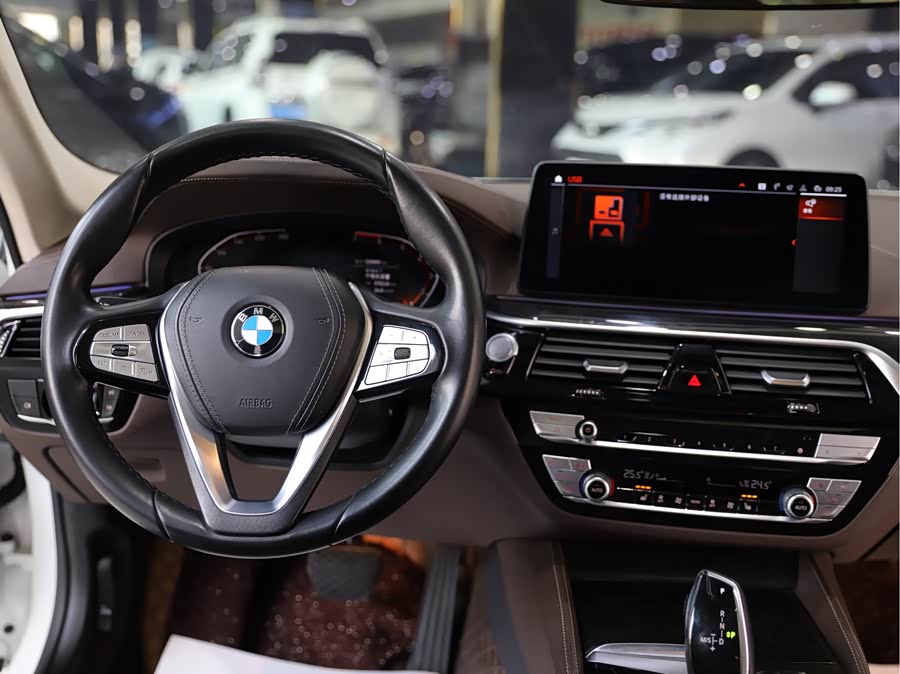 BMW 5 Series 2022 — фото 9
