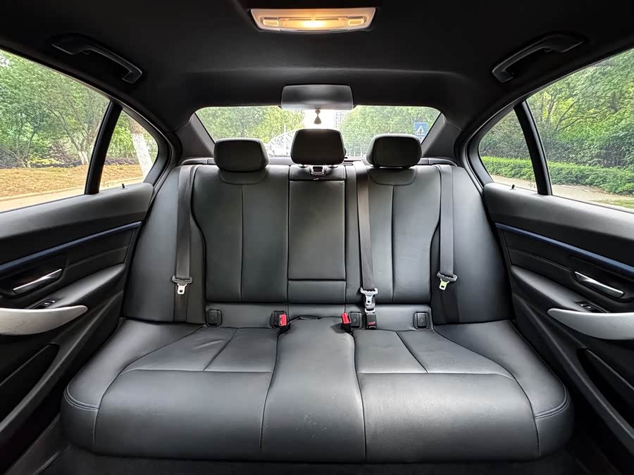 BMW 3 Series 2018 — фото 19