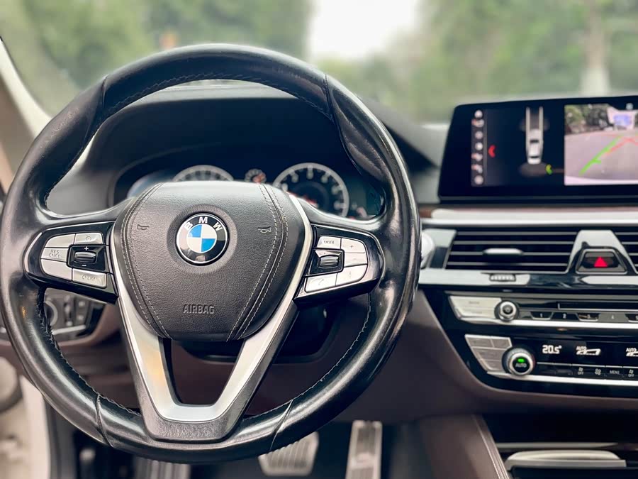 BMW 5 Series 2019 — фото 32