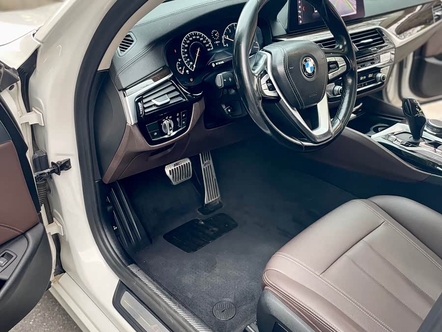 BMW 5 Series 2019 — фото 34