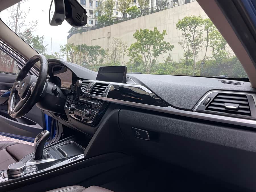BMW 3 Series 2018 — фото 15