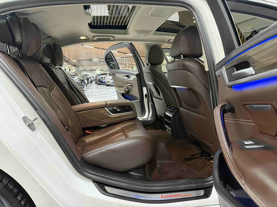 BMW 5 Series 2019 — фото 10