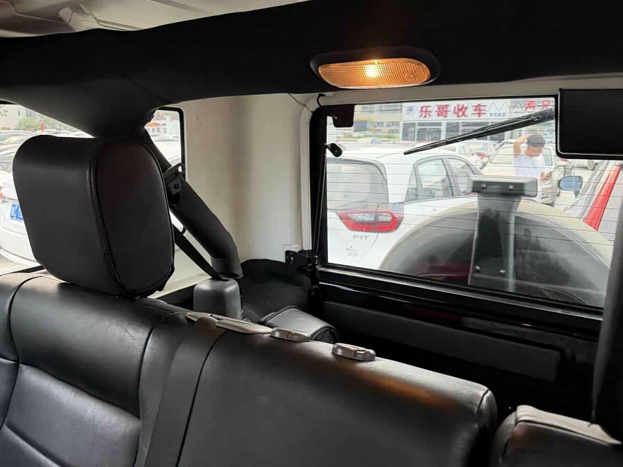 Jeep Wrangler 2010 — фото 11
