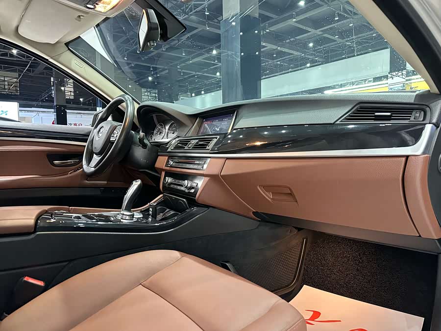 BMW 5 Series 2017 — фото 12