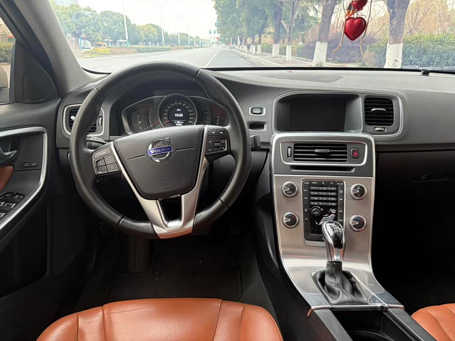 Volvo S60 2018 — фото 11