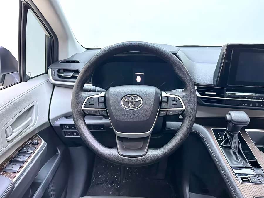 Toyota Sienna 2023 — фото 14