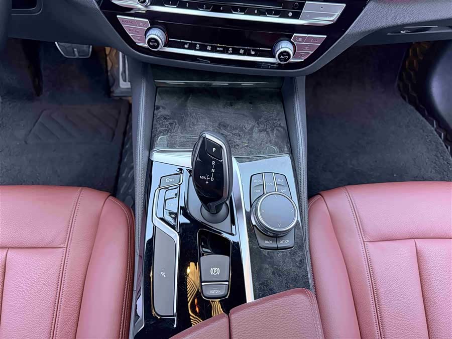 BMW 5 Series 2018 — фото 13