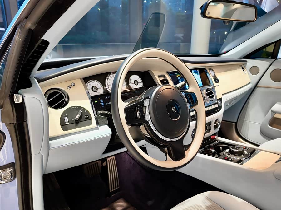 Rolls-Royce Phantom 2018 — фото 11