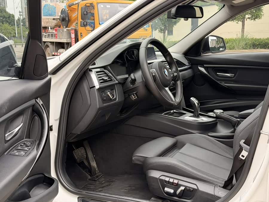 BMW 3 Series 2018 — фото 14
